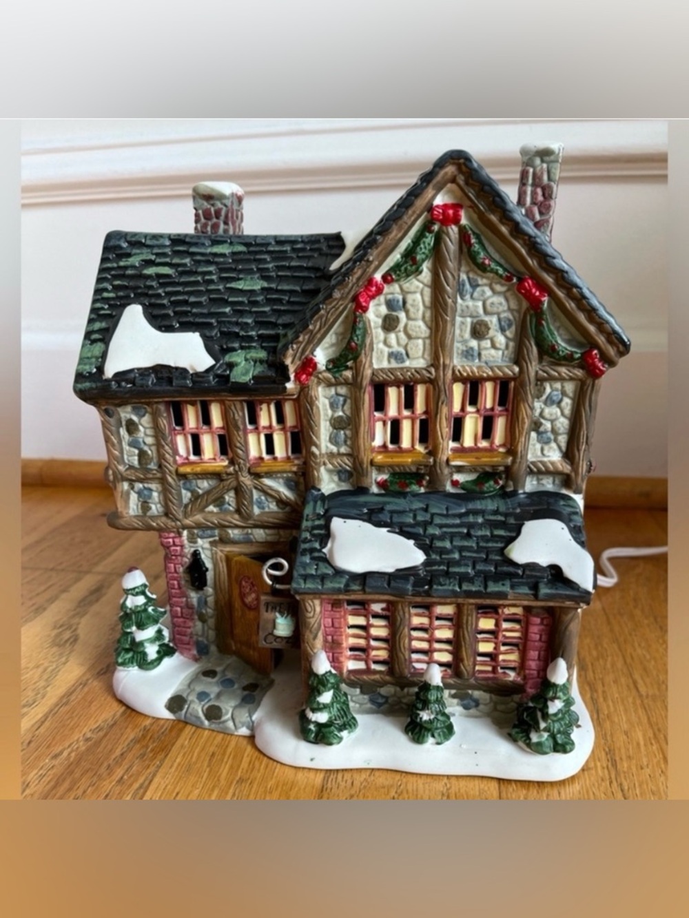 Santa’s Workbench 2002 “The Tea Cozy” Christmas Village House – Lights Up